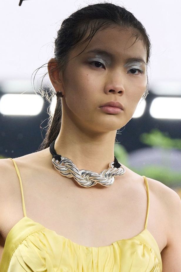  مجموعة Jil Sander لربيع وصيف 2023 لمسة البريق المناسبة للإطلالة العملية 