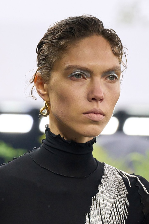  مجموعة Jil Sander لربيع وصيف 2023 لمسة البريق المناسبة للإطلالة العملية 