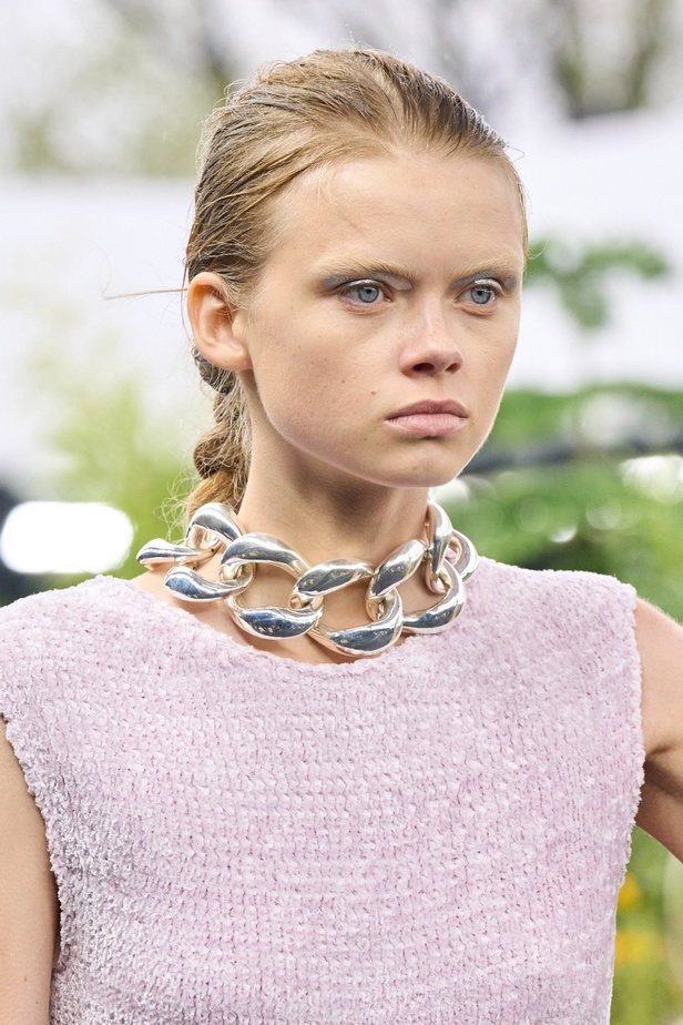  مجموعة Jil Sander لربيع وصيف 2023 لمسة البريق المناسبة للإطلالة العملية 