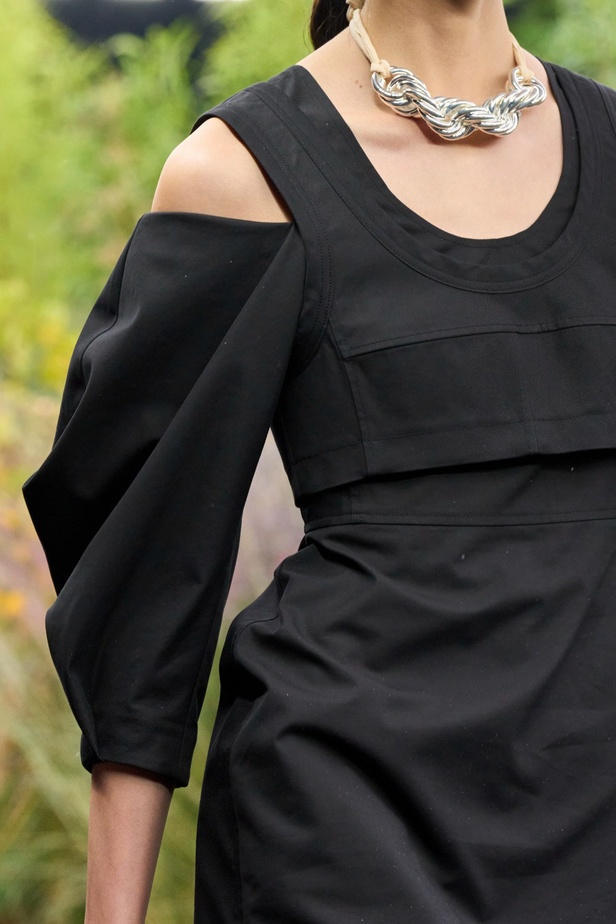  مجموعة Jil Sander لربيع وصيف 2023 لمسة البريق المناسبة للإطلالة العملية 