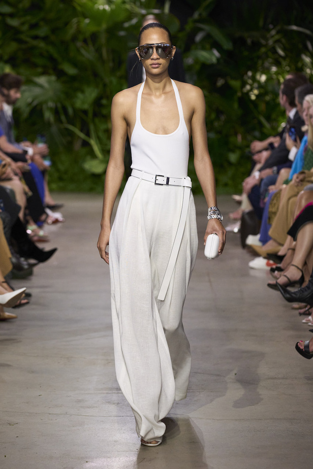 من مجموعة مايكل كورس لربيع وصيف 2023