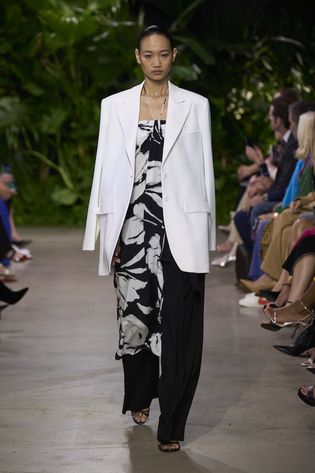 من مجموعة مايكل كورس لربيع وصيف 2023