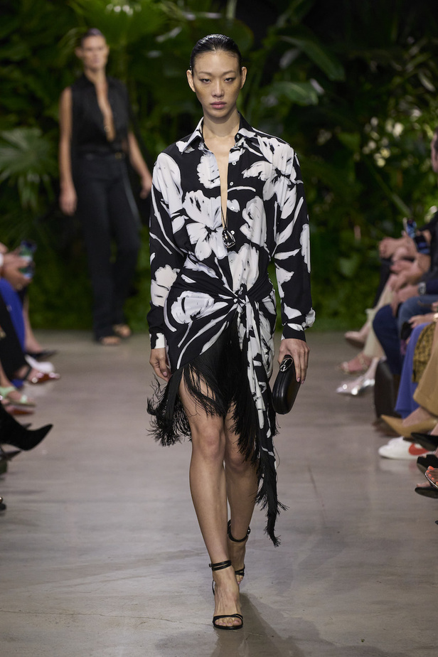 من مجموعة مايكل كورس لربيع وصيف 2023