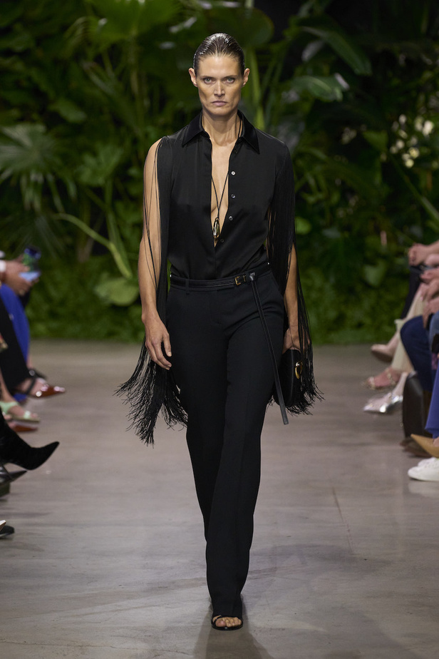 من مجموعة مايكل كورس لربيع وصيف 2023