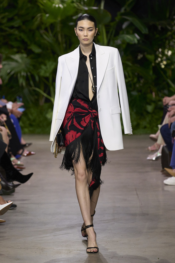 من مجموعة مايكل كورس لربيع وصيف 2023