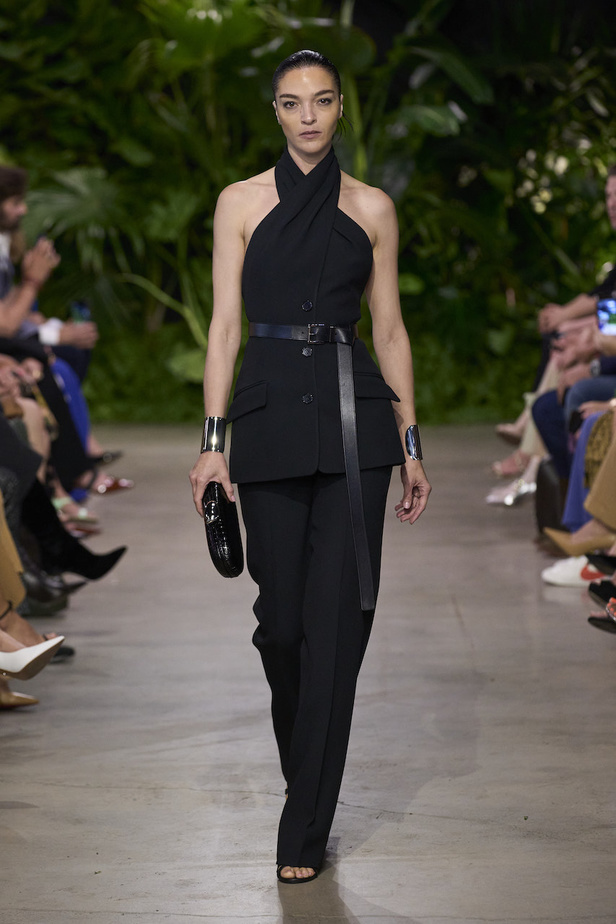 من مجموعة مايكل كورس لربيع وصيف 2023