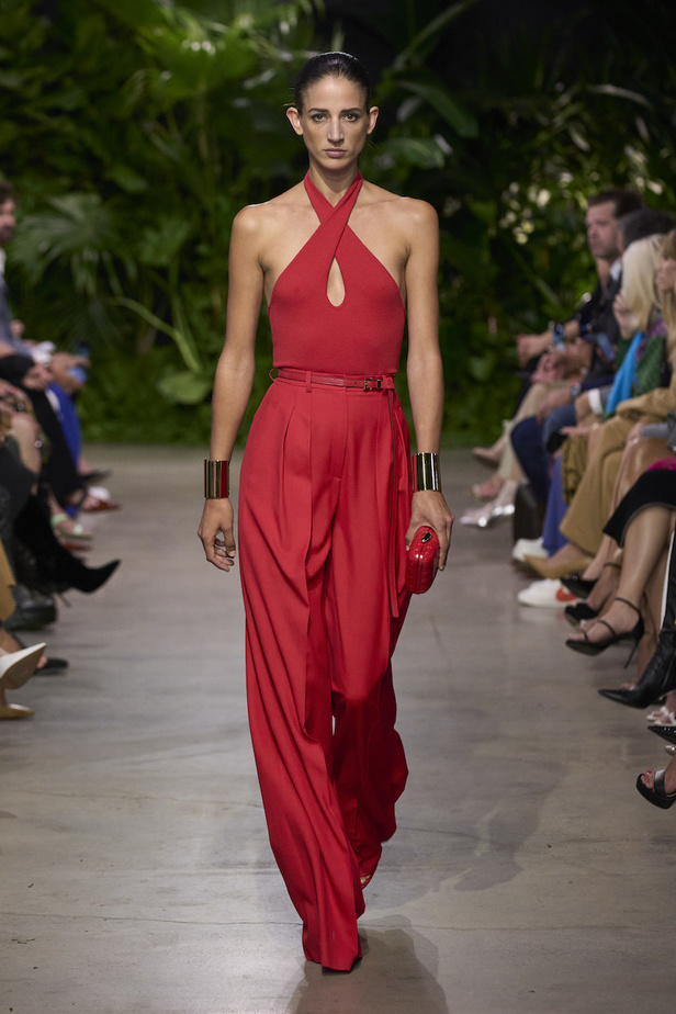 من مجموعة مايكل كورس لربيع وصيف 2023