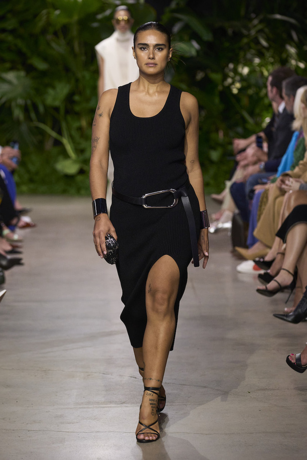 من مجموعة مايكل كورس لربيع وصيف 2023