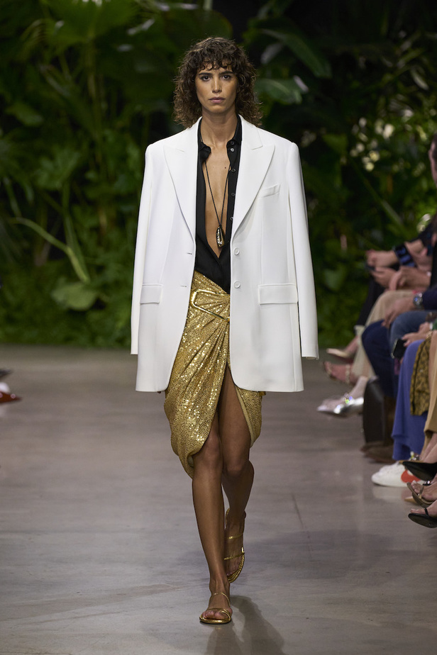 من مجموعة مايكل كورس لربيع وصيف 2023