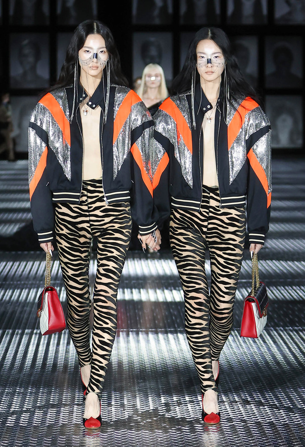 مجموعة Gucci تنقلنا إلى عالم Twinsburg: توأمة في الأناقة والعصرية 