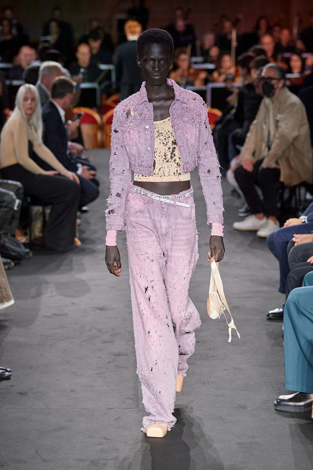 عرض أزياء MM6 Maison Margiela لربيع وصيف 2023 للمرأة التي تهوى المغامرة 