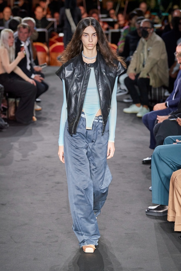 عرض أزياء MM6 Maison Margiela لربيع وصيف 2023 للمرأة التي تهوى المغامرة 