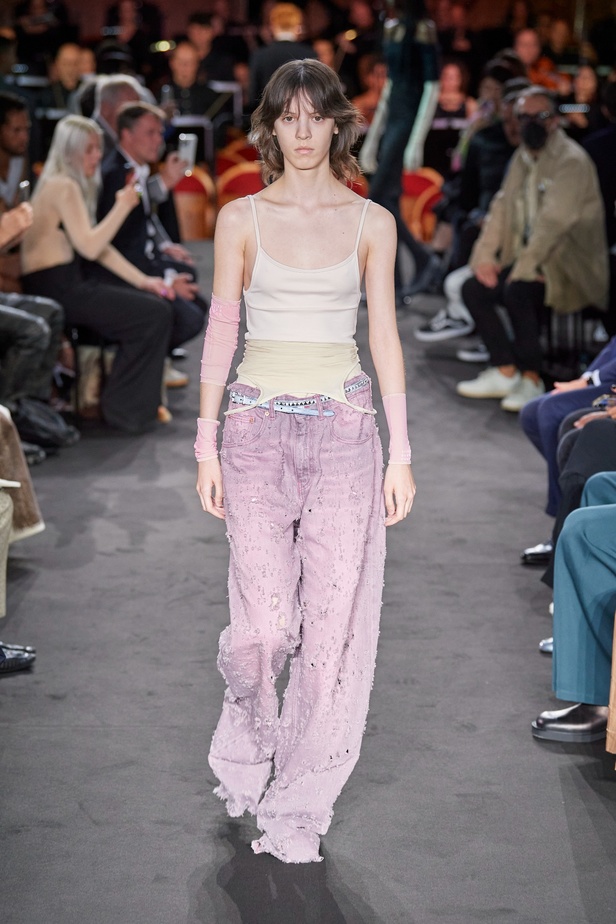 عرض أزياء MM6 Maison Margiela لربيع وصيف 2023 للمرأة التي تهوى المغامرة 