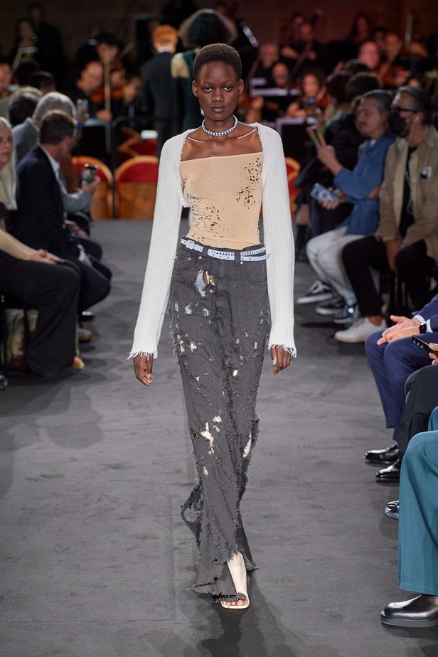 عرض أزياء MM6 Maison Margiela لربيع وصيف 2023 للمرأة التي تهوى المغامرة 