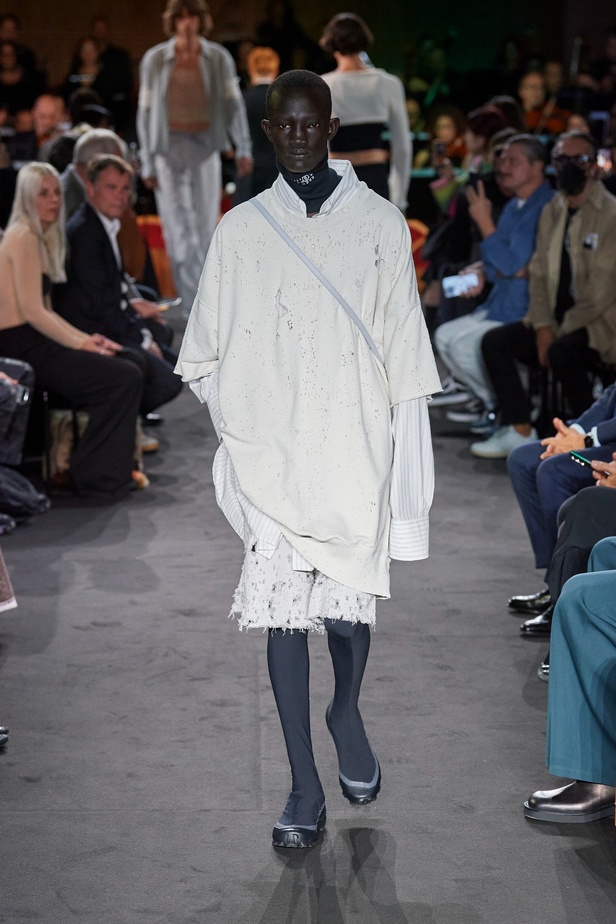 عرض أزياء MM6 Maison Margiela لربيع وصيف 2023 للمرأة التي تهوى المغامرة 