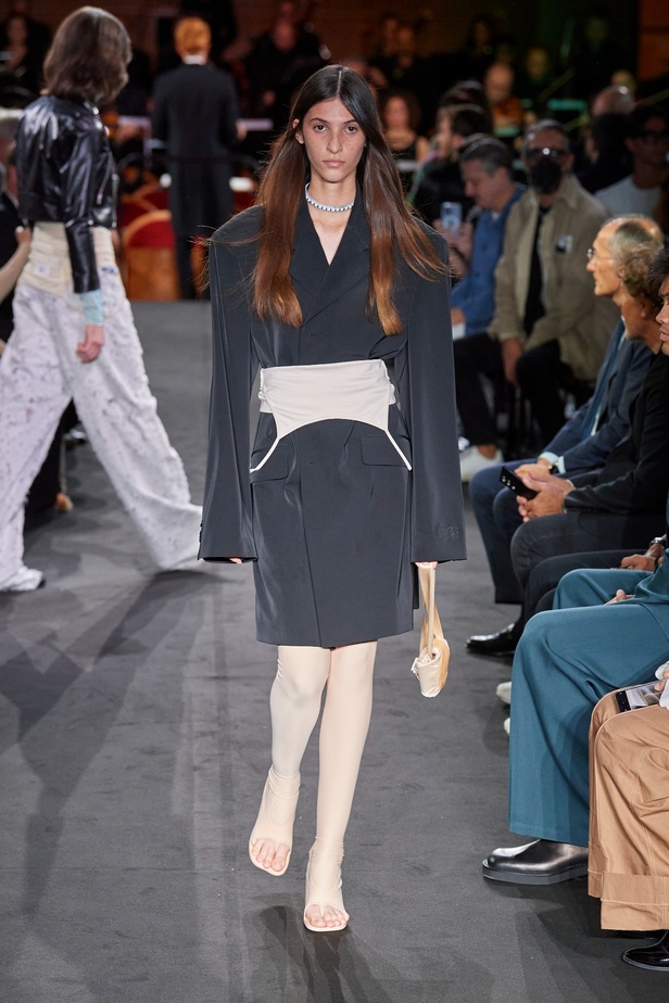 عرض أزياء MM6 Maison Margiela لربيع وصيف 2023 للمرأة التي تهوى المغامرة 