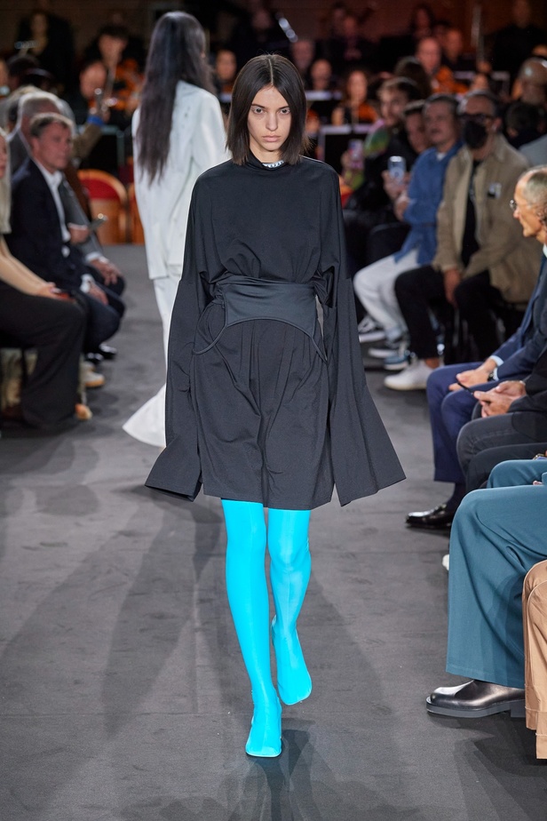 عرض أزياء MM6 Maison Margiela لربيع وصيف 2023 للمرأة التي تهوى المغامرة 