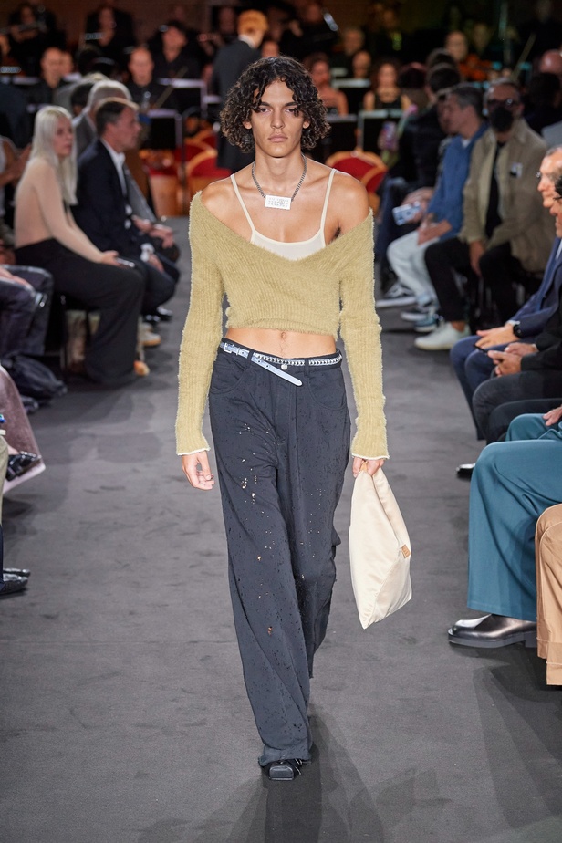 عرض أزياء MM6 Maison Margiela لربيع وصيف 2023 للمرأة التي تهوى المغامرة 