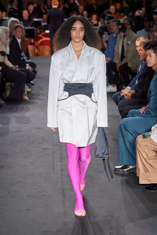 عرض أزياء MM6 Maison Margiela لربيع وصيف 2023 للمرأة التي تهوى المغامرة 