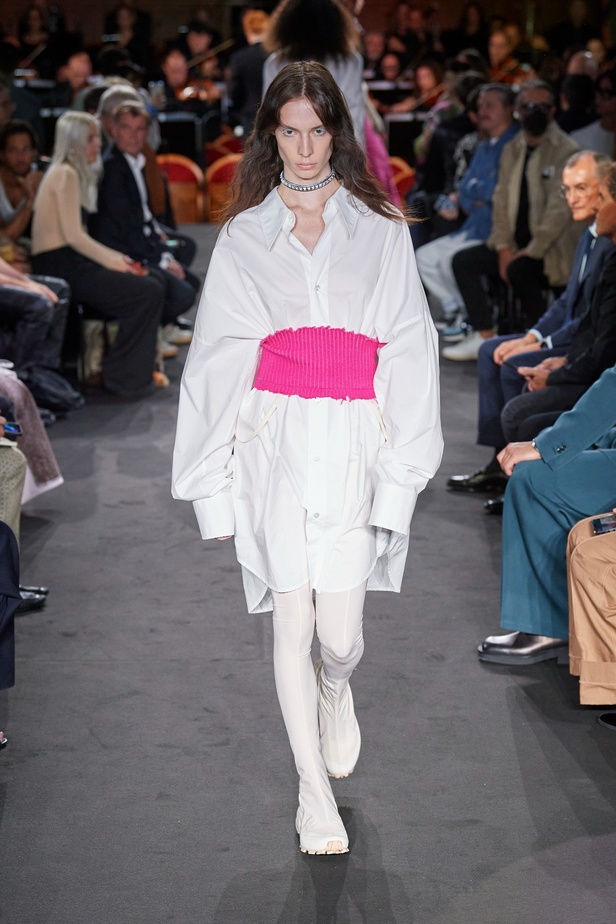 عرض أزياء MM6 Maison Margiela لربيع وصيف 2023 للمرأة التي تهوى المغامرة 