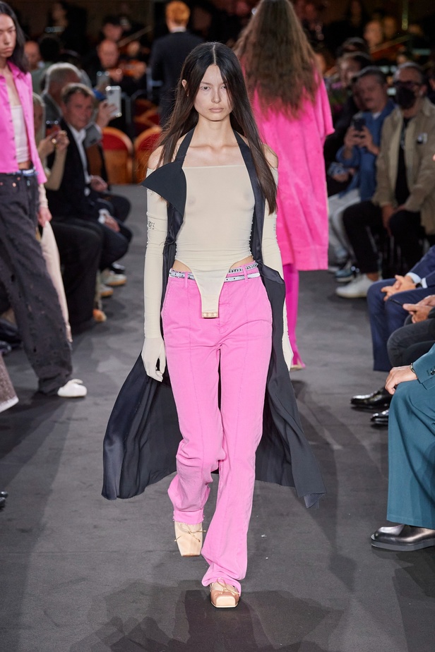 عرض أزياء MM6 Maison Margiela لربيع وصيف 2023 للمرأة التي تهوى المغامرة 