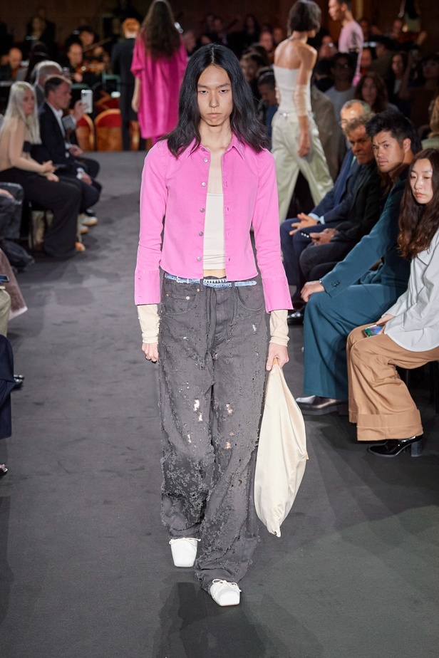 عرض أزياء MM6 Maison Margiela لربيع وصيف 2023 للمرأة التي تهوى المغامرة 