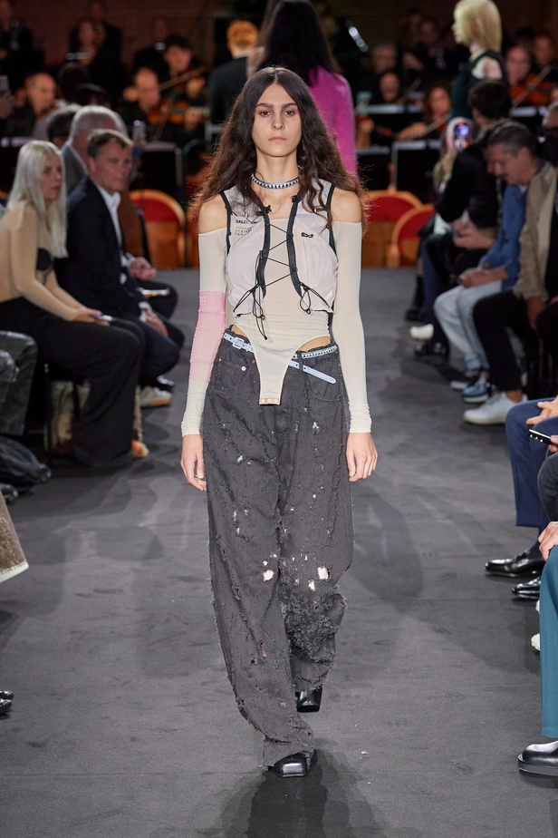 عرض أزياء MM6 Maison Margiela لربيع وصيف 2023 للمرأة التي تهوى المغامرة 