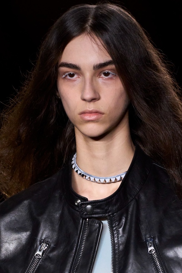 عرض أزياء MM6 Maison Margiela لربيع وصيف 2023 للمرأة التي تهوى المغامرة 