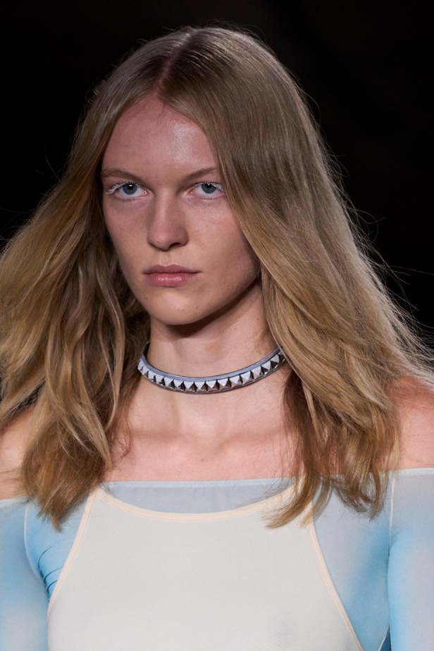 عرض أزياء MM6 Maison Margiela لربيع وصيف 2023 للمرأة التي تهوى المغامرة 