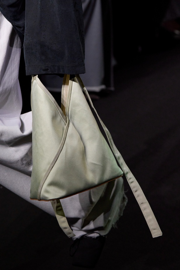 عرض أزياء MM6 Maison Margiela لربيع وصيف 2023 للمرأة التي تهوى المغامرة 