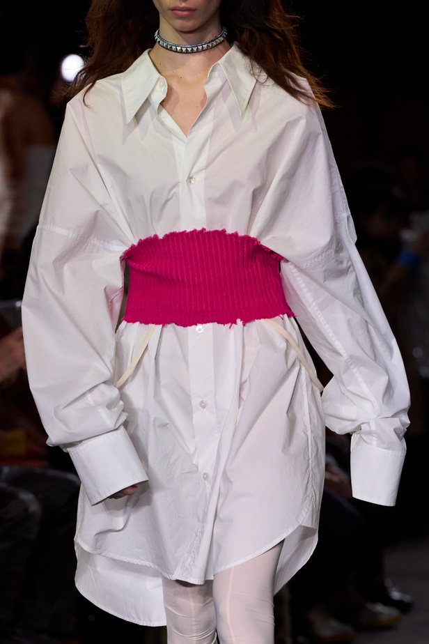 عرض أزياء MM6 Maison Margiela لربيع وصيف 2023 للمرأة التي تهوى المغامرة 