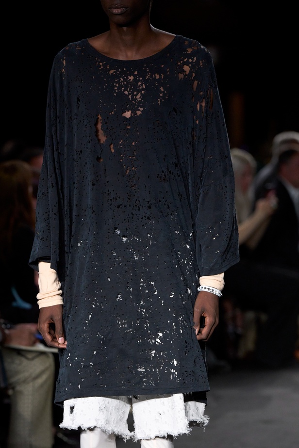 عرض أزياء MM6 Maison Margiela لربيع وصيف 2023 للمرأة التي تهوى المغامرة 