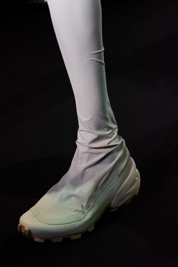 عرض أزياء MM6 Maison Margiela لربيع وصيف 2023 للمرأة التي تهوى المغامرة 