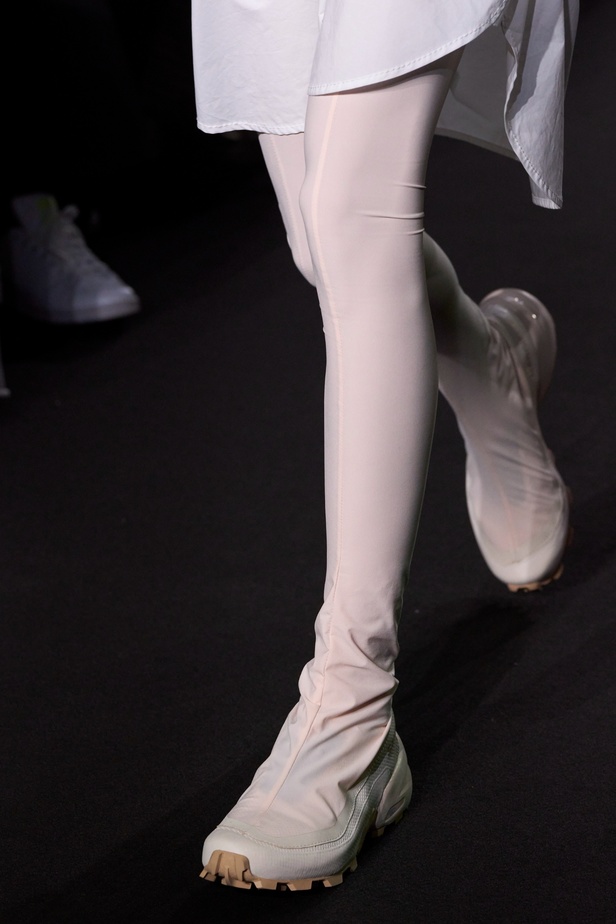 عرض أزياء MM6 Maison Margiela لربيع وصيف 2023 للمرأة التي تهوى المغامرة 