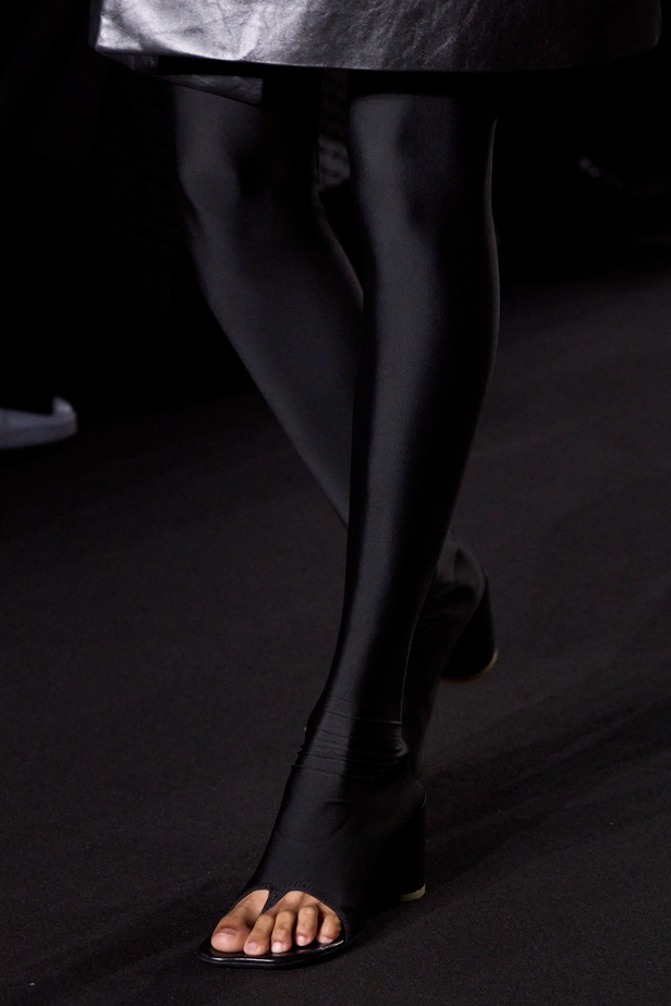 عرض أزياء MM6 Maison Margiela لربيع وصيف 2023 للمرأة التي تهوى المغامرة 