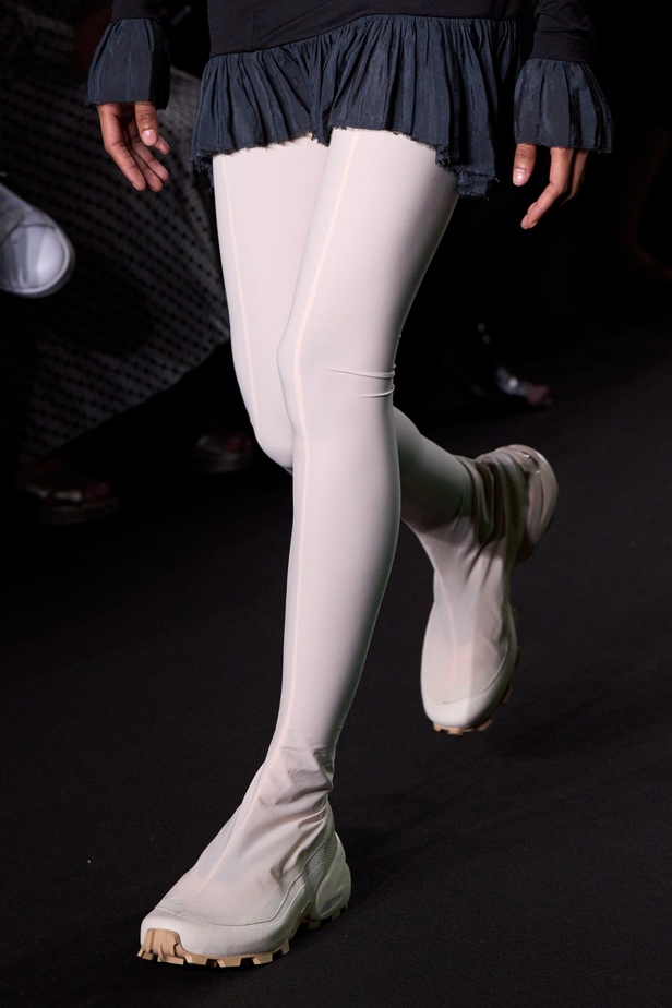 عرض أزياء MM6 Maison Margiela لربيع وصيف 2023 للمرأة التي تهوى المغامرة 