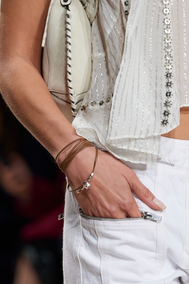 مجموعة Isabel Marant لربيع 2023 تبعث الدفء في أجواء باريس الباردة