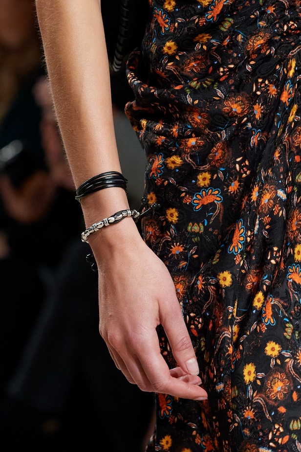 مجموعة Isabel Marant لربيع 2023 تبعث الدفء في أجواء باريس الباردة