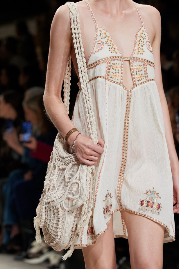 مجموعة Isabel Marant لربيع 2023 تبعث الدفء في أجواء باريس الباردة