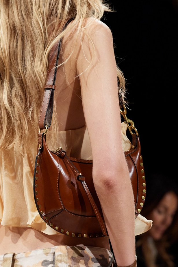 مجموعة Isabel Marant لربيع 2023 تبعث الدفء في أجواء باريس الباردة