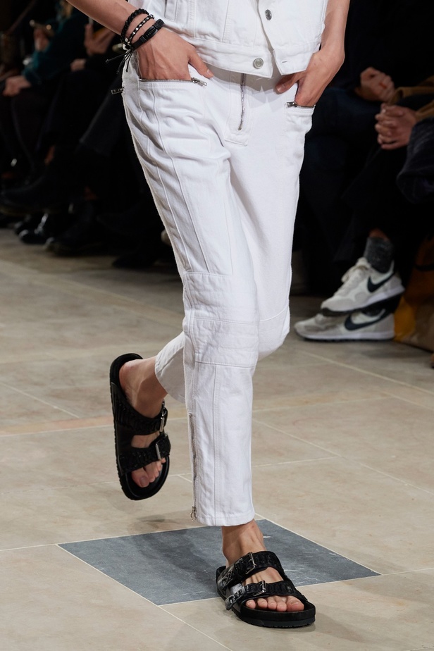 مجموعة Isabel Marant لربيع 2023 تبعث الدفء في أجواء باريس الباردة