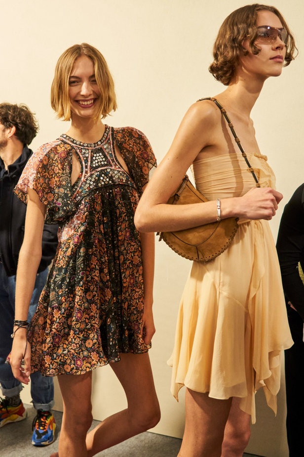 مجموعة Isabel Marant لربيع 2023 تبعث الدفء في أجواء باريس الباردة