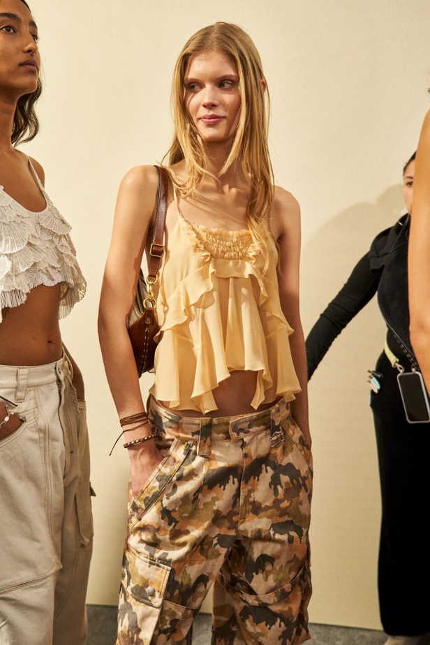 مجموعة Isabel Marant لربيع 2023 تبعث الدفء في أجواء باريس الباردة