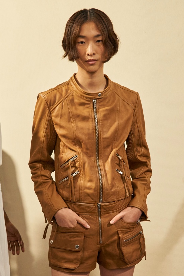 مجموعة Isabel Marant لربيع 2023 تبعث الدفء في أجواء باريس الباردة