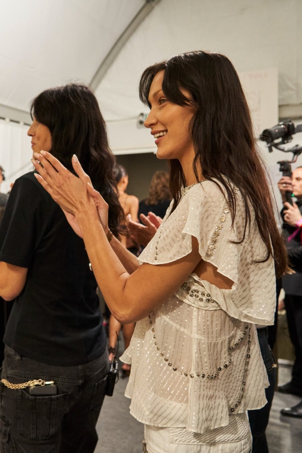 مجموعة Isabel Marant لربيع 2023 تبعث الدفء في أجواء باريس الباردة