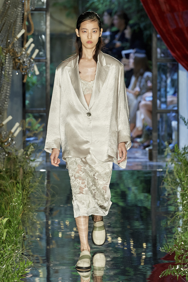 مجموعة Antonio Marras لربيع وصيف 2023.. جرأة النقشات وبريق الأقمشة