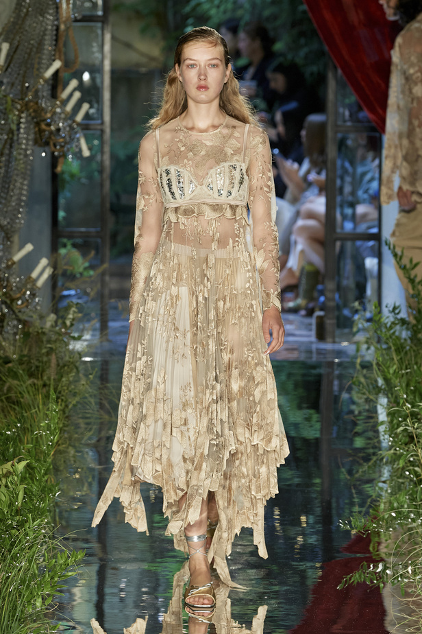 مجموعة Antonio Marras لربيع وصيف 2023.. جرأة النقشات وبريق الأقمشة