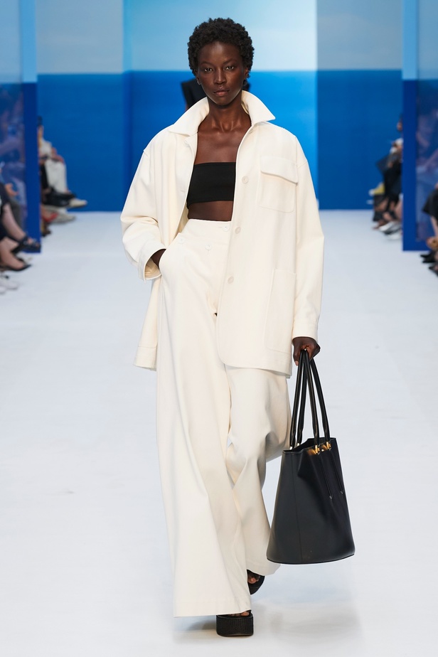 مجموعة Max Mara لموسم ربيع وصيف 2023  تستعرض مفهومي الأنوثة الجديدة والشجاعة