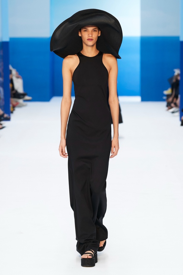 مجموعة Max Mara لموسم ربيع وصيف 2023  تستعرض مفهومي الأنوثة الجديدة والشجاعة