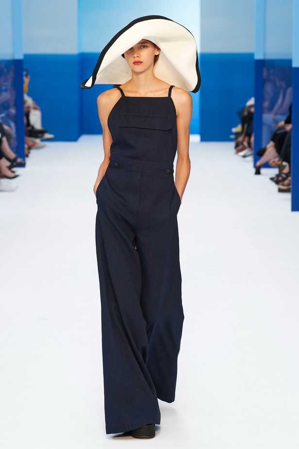 مجموعة Max Mara لموسم ربيع وصيف 2023  تستعرض مفهومي الأنوثة الجديدة والشجاعة